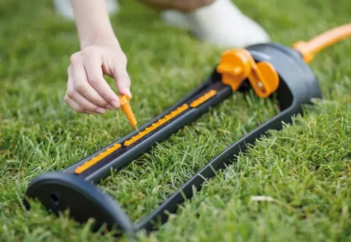 Precyzyjne ustawienie zraszacza: Oszczędzaj wodę i miej piękny trawnik