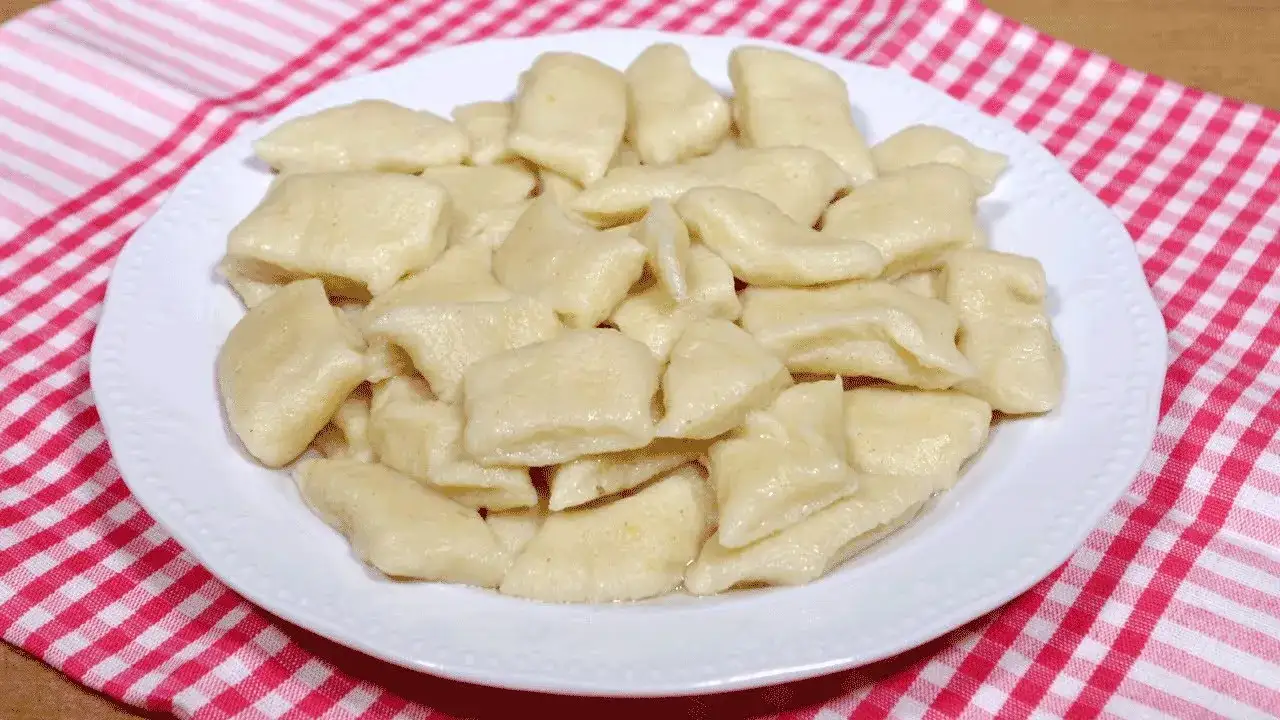 Jaka surówka do kopytek? Wybierz idealny dodatek do obiadu!