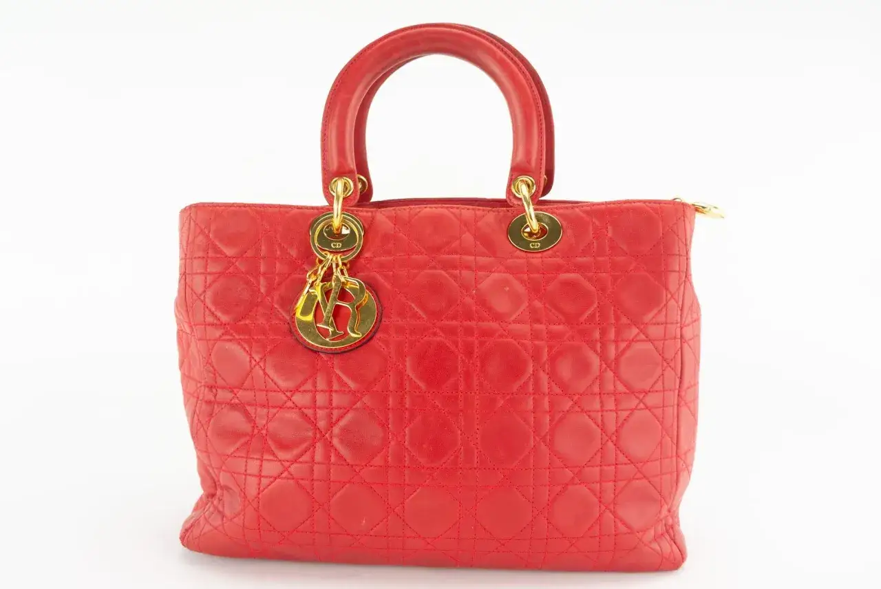 Czerwona, pikowana torebka Dior vintage z metalowymi literami "Dior" i zawieszkami "CD".