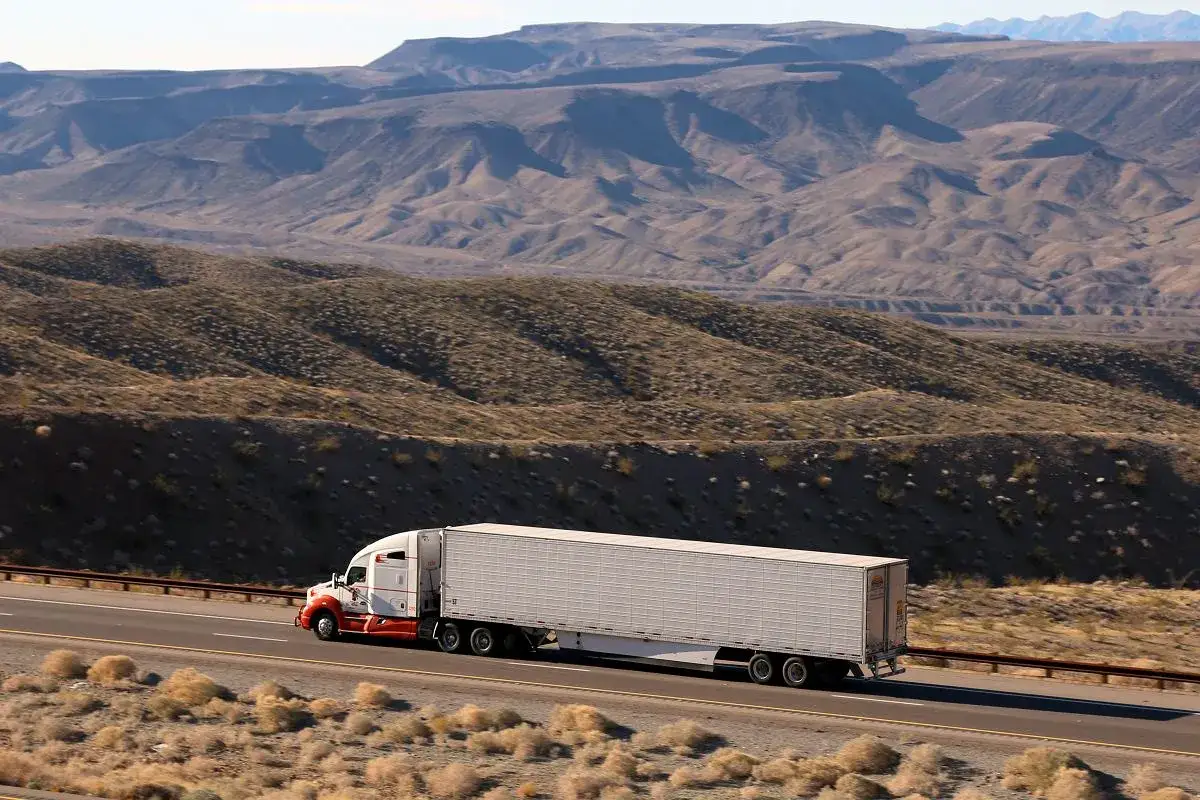 Dlaczego amerykańskie ciężarówki mają nosy? Poznaj 5 kluczowych przyczyn.