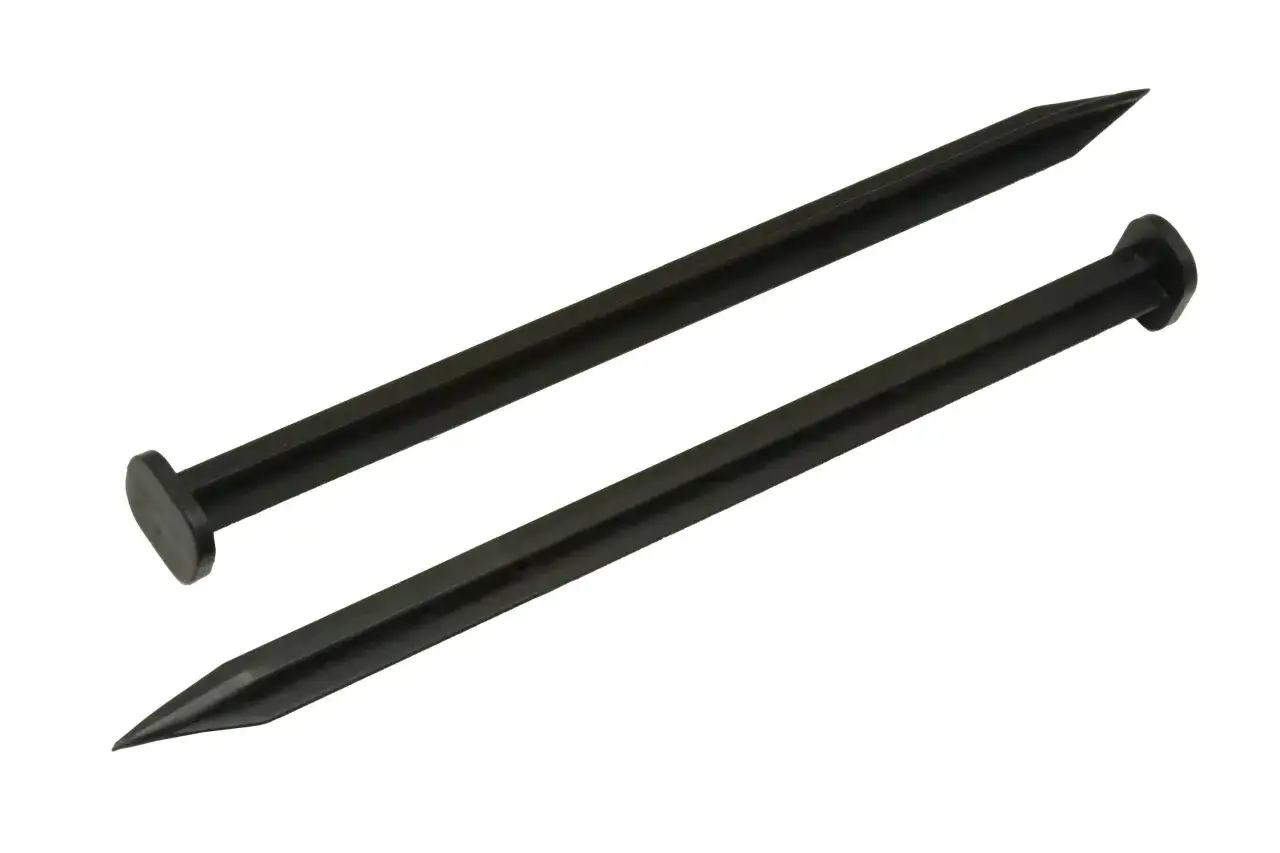 Dwie czarne kotwy do ziemi na białym tle.