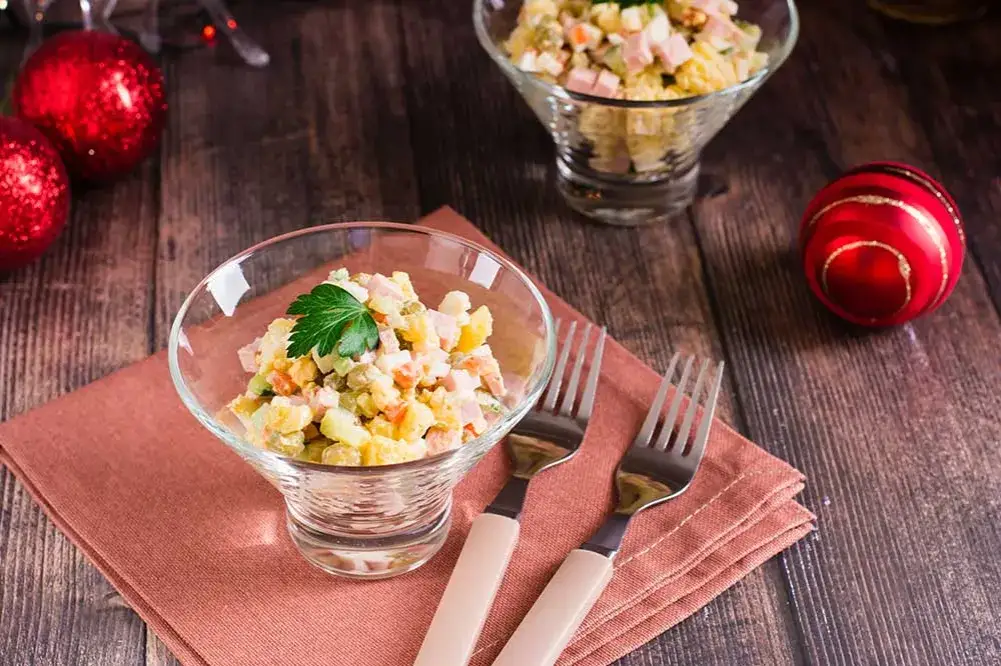 Jakie sałatki na wigilię? Tradycyjne przepisy, które zachwycą gości