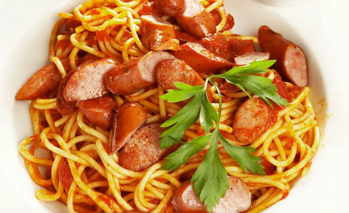 Spaghetti z kiełbasą: Twój ratunek na szybki i smaczny obiad!