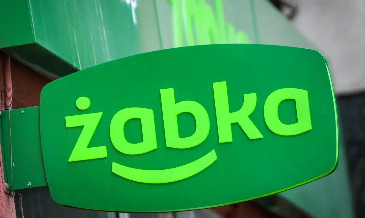 Jak można wypłacić pieniadze w sklepie Żabka? Sprawdzamy