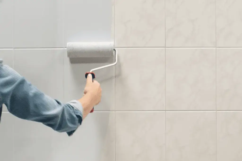 Malowanie kafelków ściennych: Poradnik szybkiej metamorfozy bez kucia