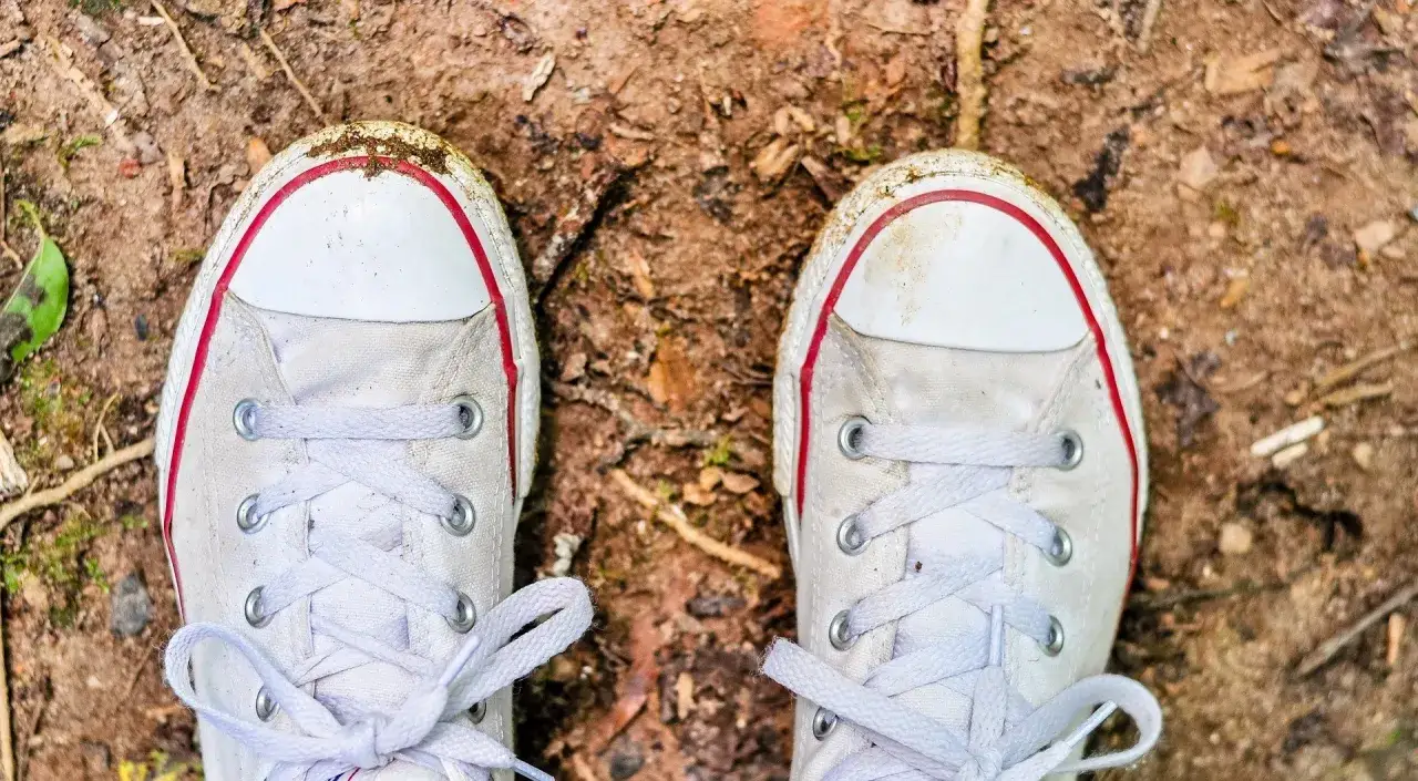 Białe buty jak nowe? Czyszczenie krok po kroku bez żółtych plam!