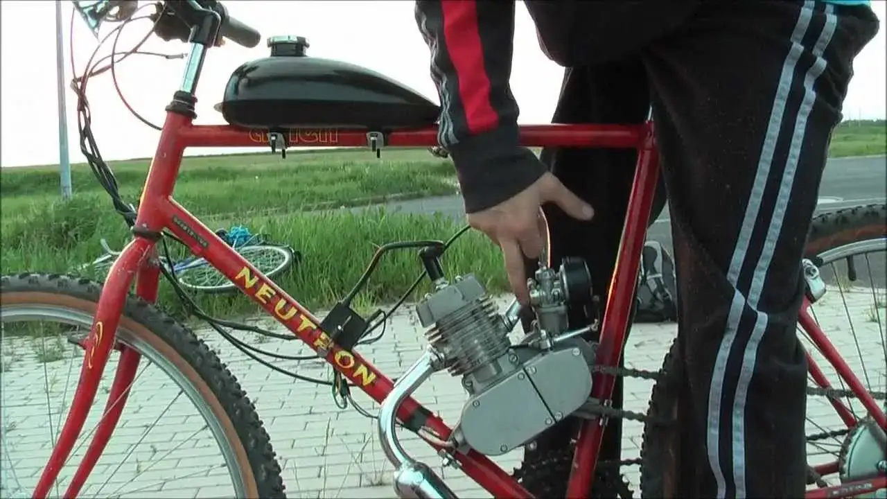 Rower z silnikiem spalinowym: Czy warto? Poradnik prawny i techniczny