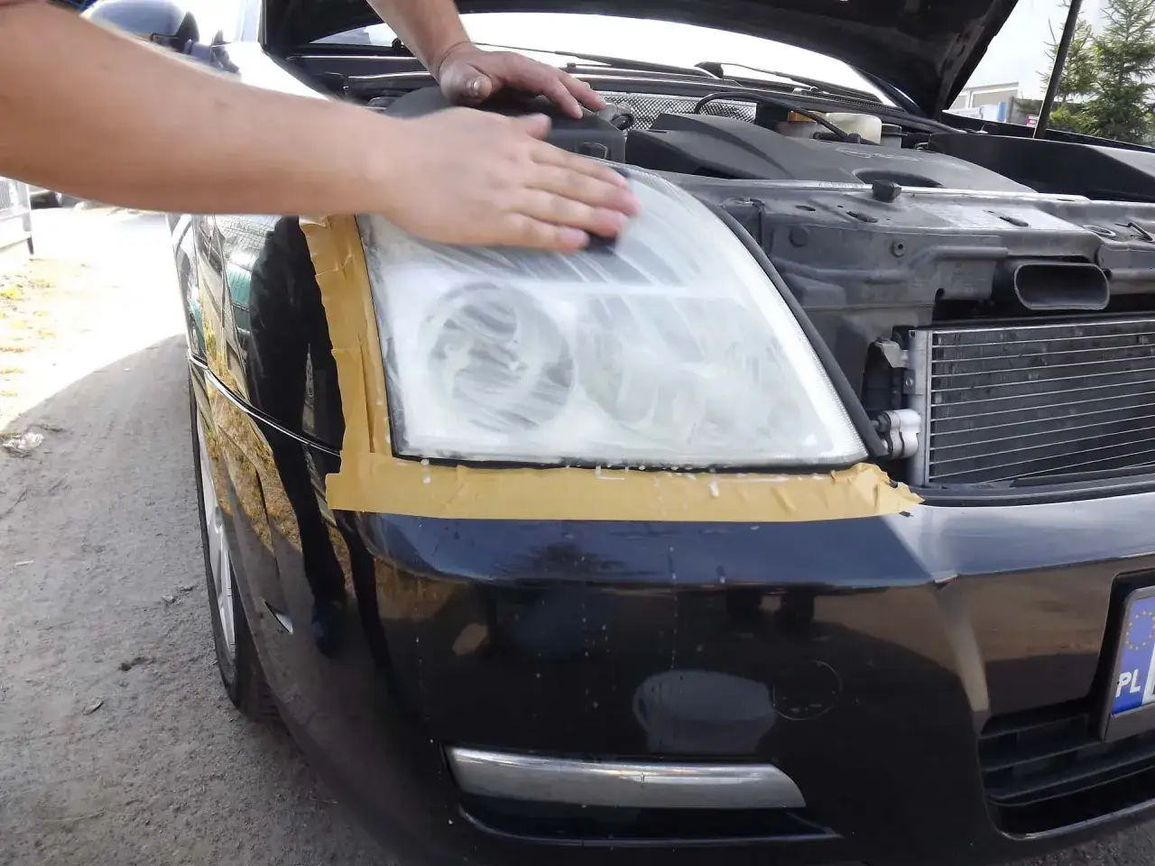 Jak polerować lampy w aucie, aby uniknąć zmatowienia i poprawić widoczność