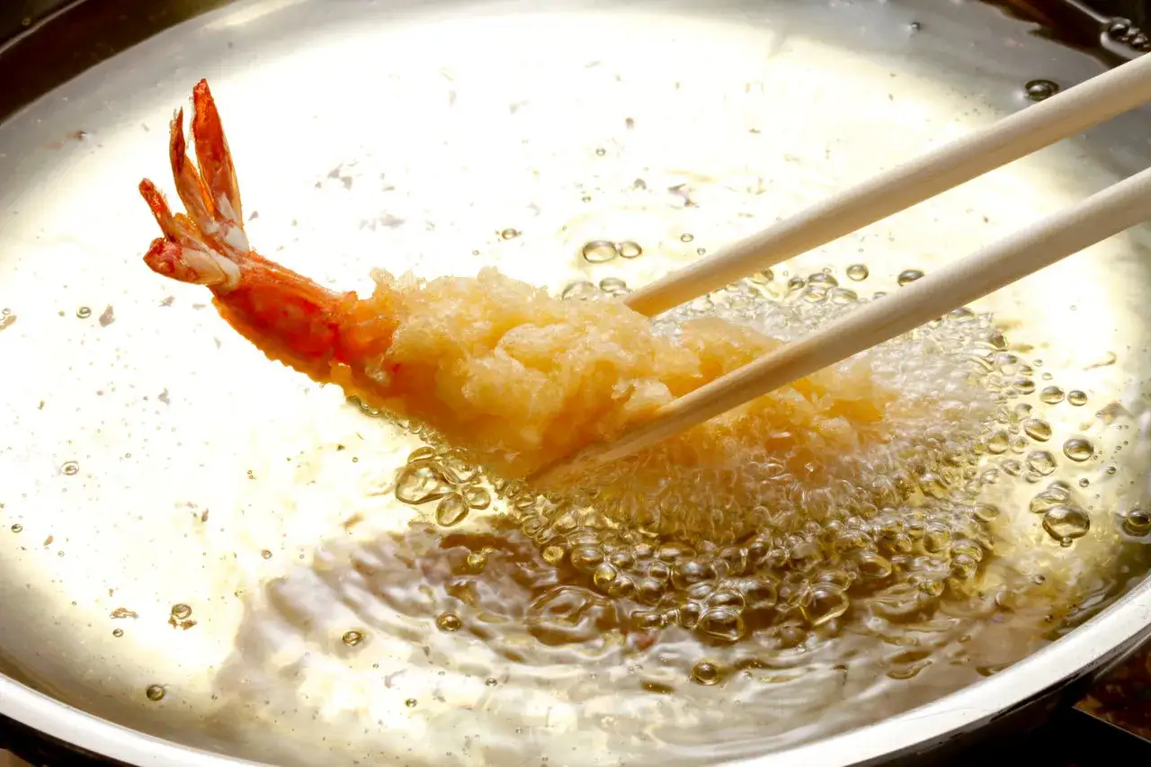 Krewetka w złocistej panierce z panko smaży się w gorącym oleju. Delikatna tempura nabiera chrupkości.