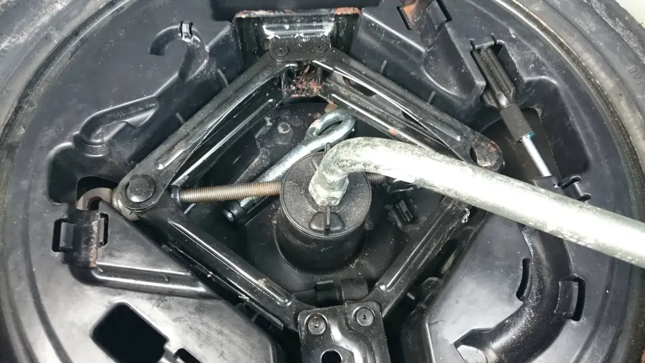 Podnośnik i klucz do kół w bagażniku Renault Trafic, gotowe do akcji, gdy zajdzie potrzeba, jak wyjąć koło zapasowe.