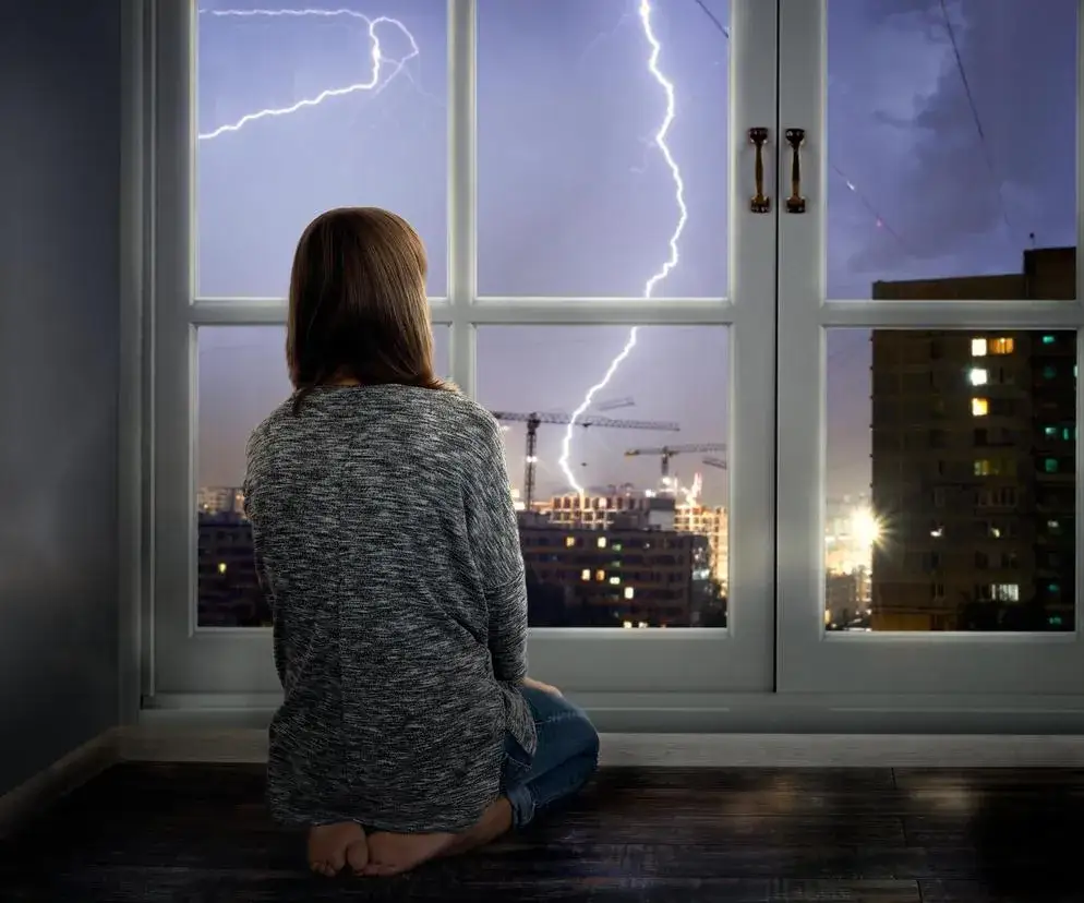 Czy podczas burzy można stać przy oknie? Zobacz zagrożenia i zalecenia