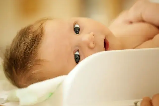 Kiedy dokarmiać noworodka karmionego piersią, aby uniknąć problemów z żywieniem?