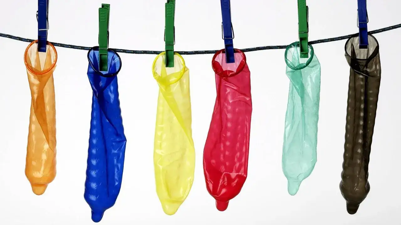 Kto wynalazł prezerwatywy? Niespodziewana historia ich powstania