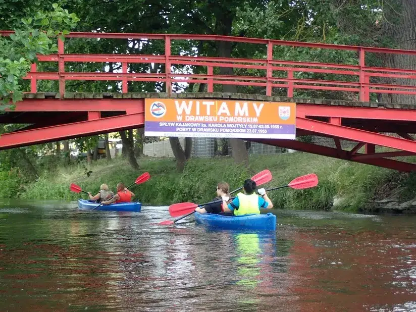 Gdzie na kajaki w Pomorskiem? Najlepsze trasy, wypożyczalnie i porady