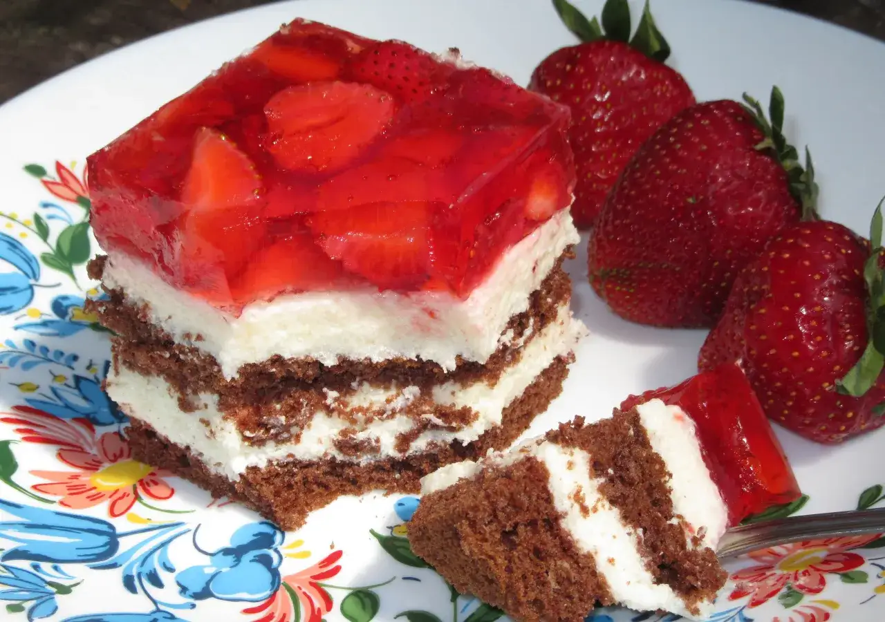 Najlepszy przepis na ciasto z kremem i truskawkami - krok po kroku