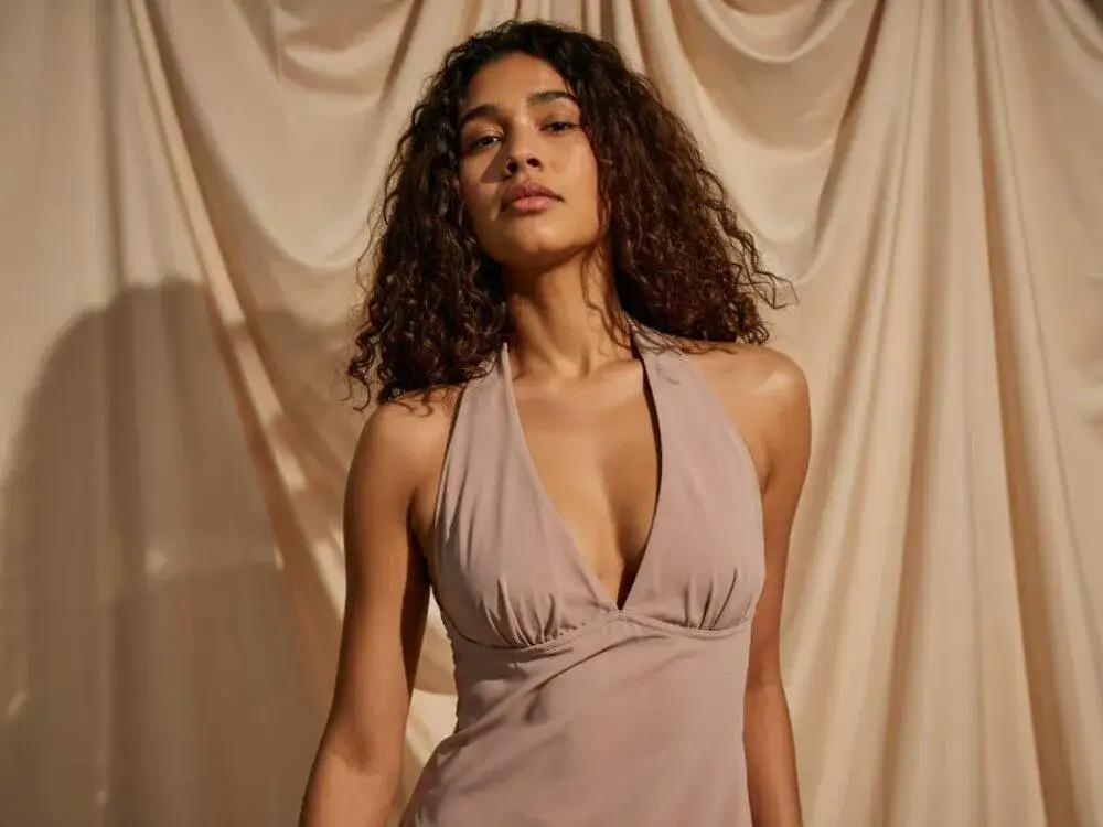 Biustonosz idealny do sukienki na szyję z dekoltem – porady stylisty