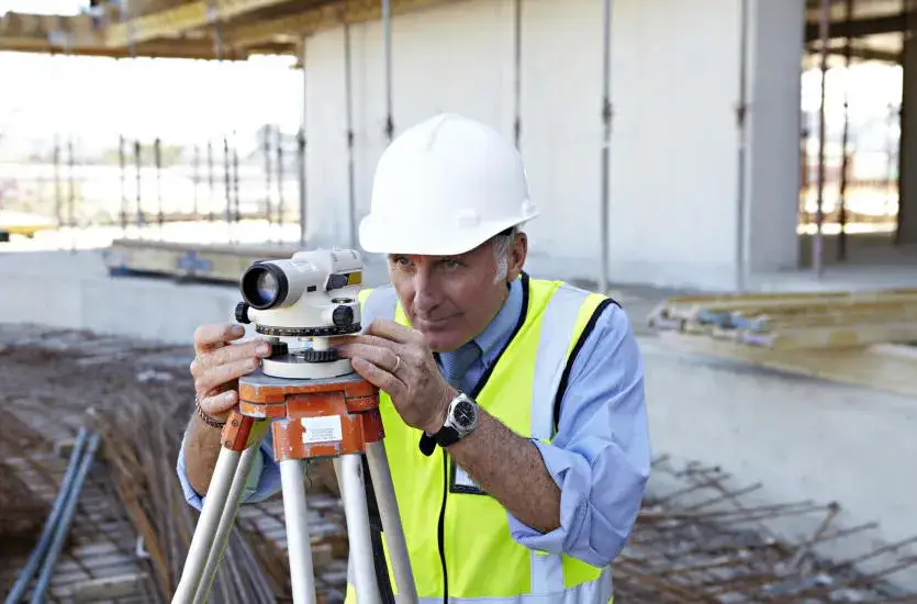 Czym zajmuje się geodeta? Kluczowe zadania i technologie w geodezji