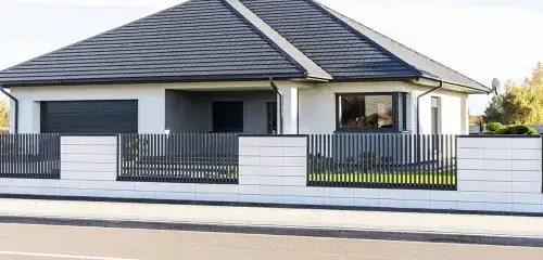 Ile kosztuje montaż płotu betonowego? Sprawdź, co wpływa na cenę