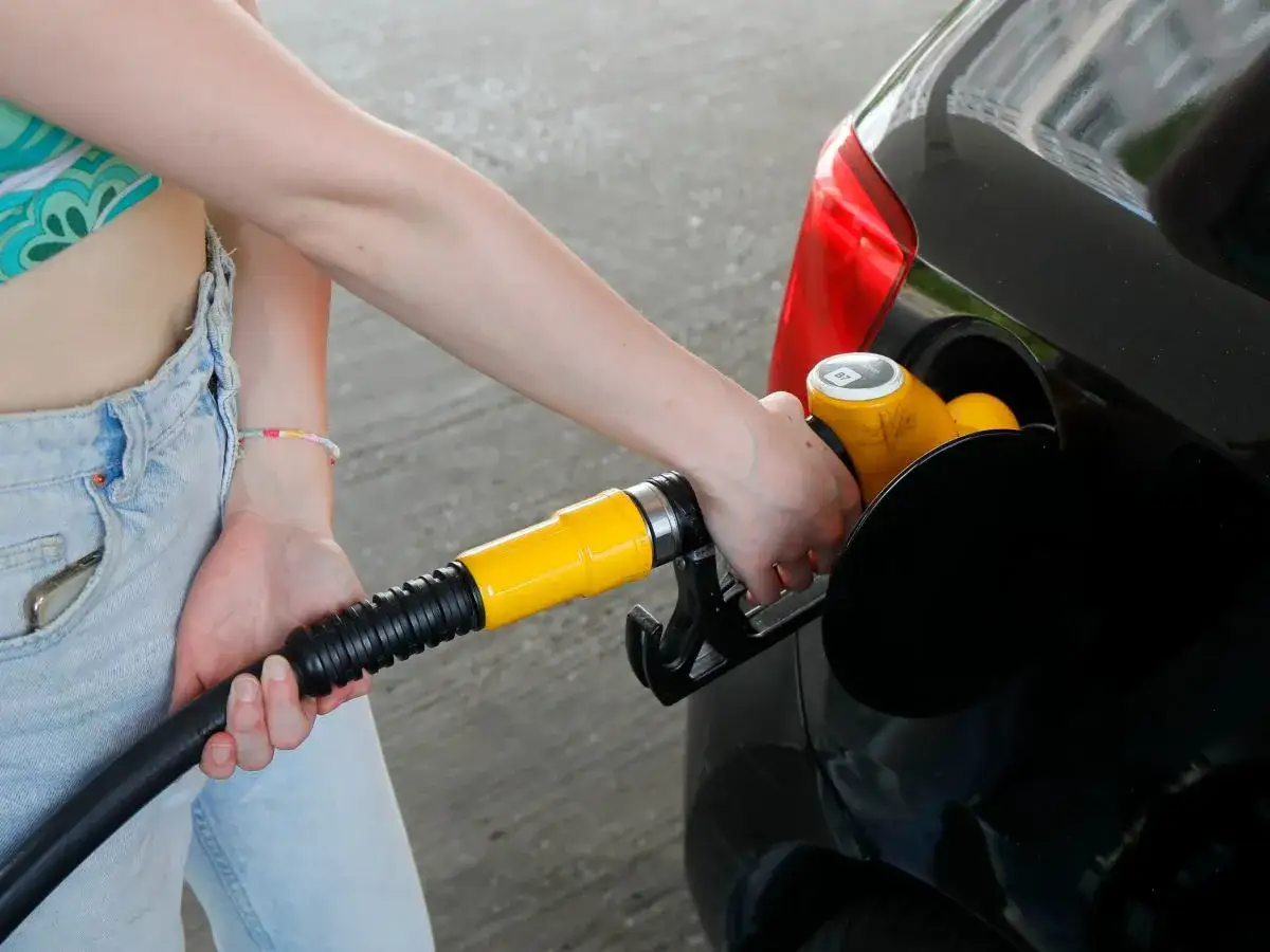 Diesel czy Benzyna 2026: Co wybrać? Koszty, SCT, przyszłość.