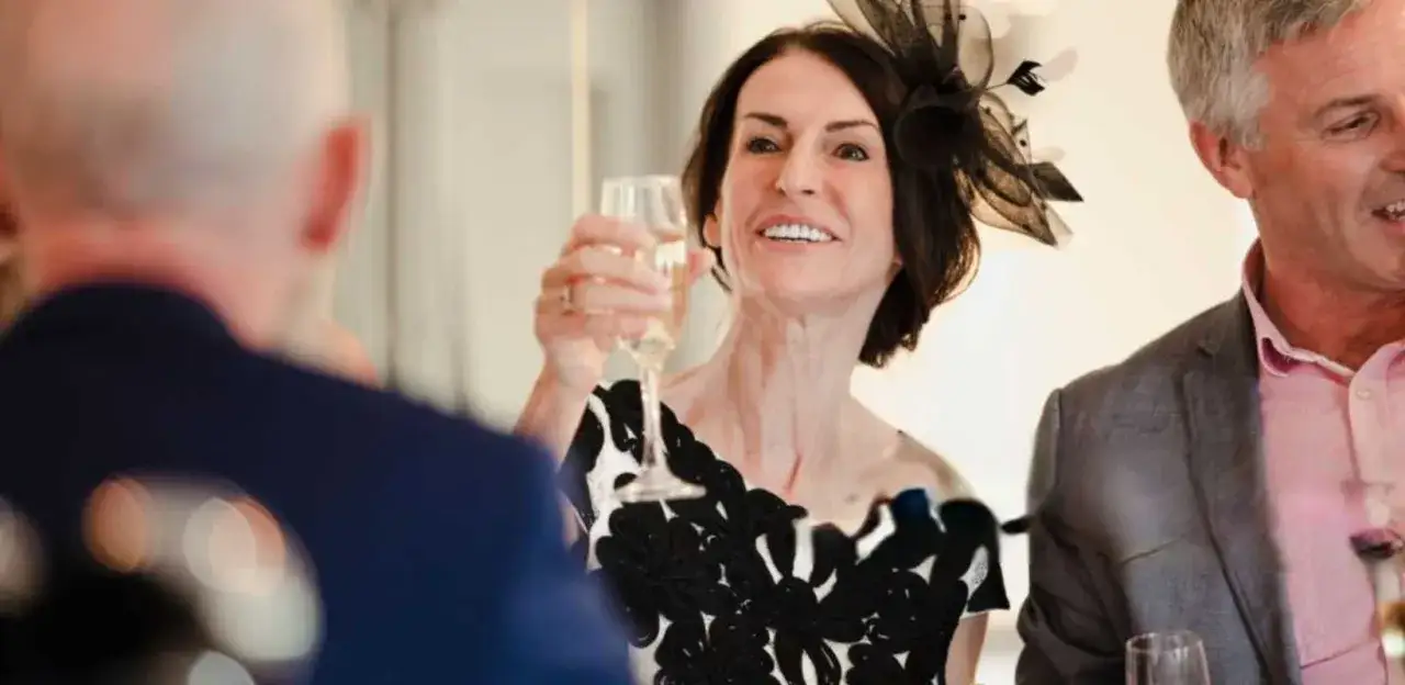 Jaki kolor sukni dla matki pana młodego, żeby uniknąć faux pas?