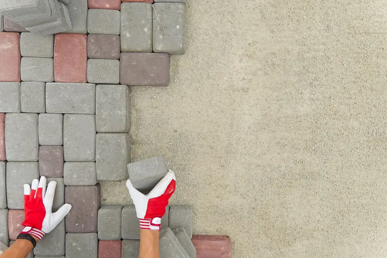 Jak ułożyć kostkę brukową na podjeździe bez błędów i problemów