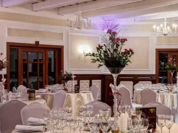 Dworek Modrzewiowy Tarnów: Wesele, konferencje i elegancja. Sprawdź!