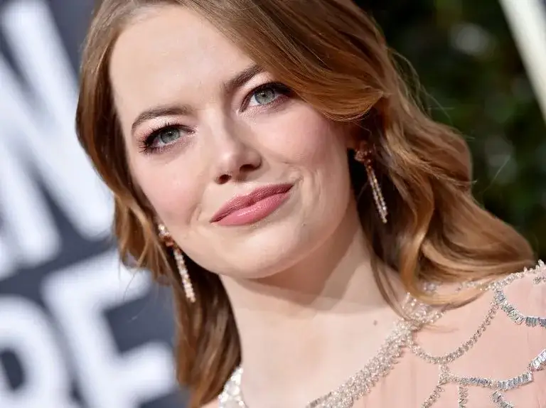 Jakie makijaż do pudrowej sukienki, by zachwycić na każdej imprezie