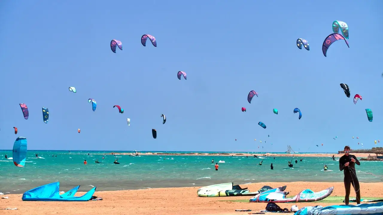 Kitesurfing w Egipcie: Gdzie wieje najlepiej? Wybierz swój spot!