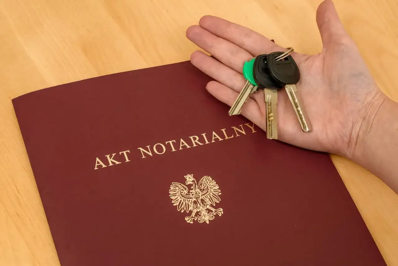 Akt notarialny darowizny i klucze w dłoni. Zastanawiasz się, ile kosztuje akt notarialny darowizny?