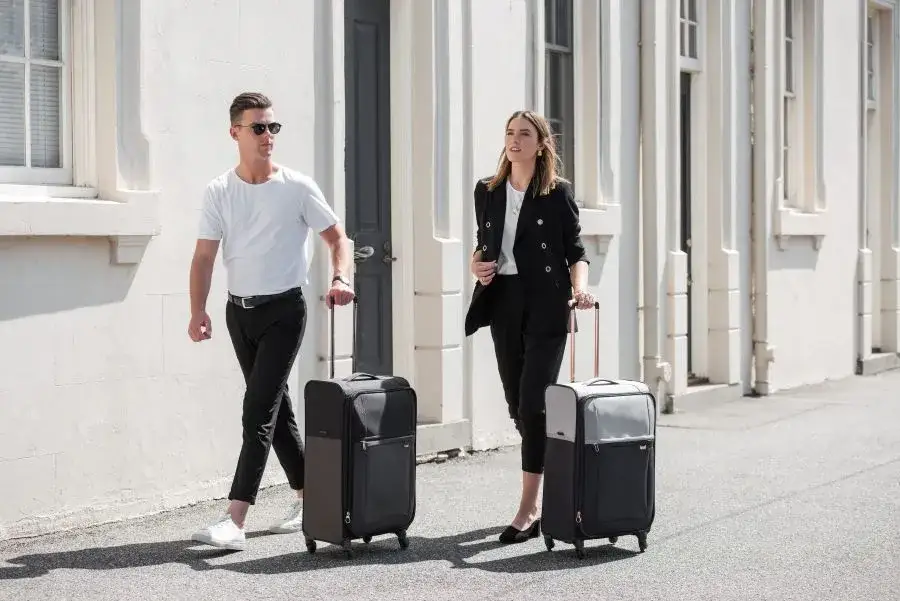 Jak oszacować wagę walizki bez wagi? Uniknij opłat za nadbagaż!