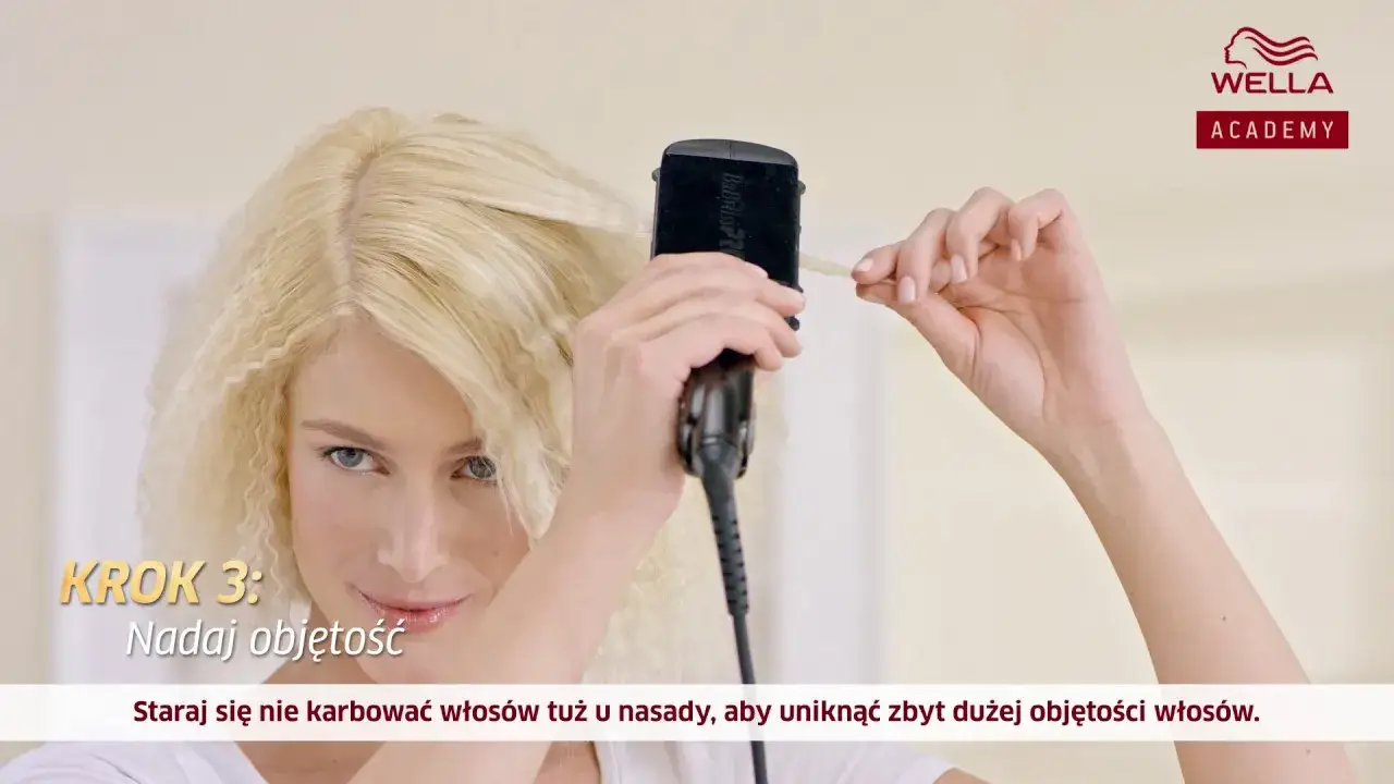 Karbowane włosy prostownicą: Prosty poradnik krok po kroku