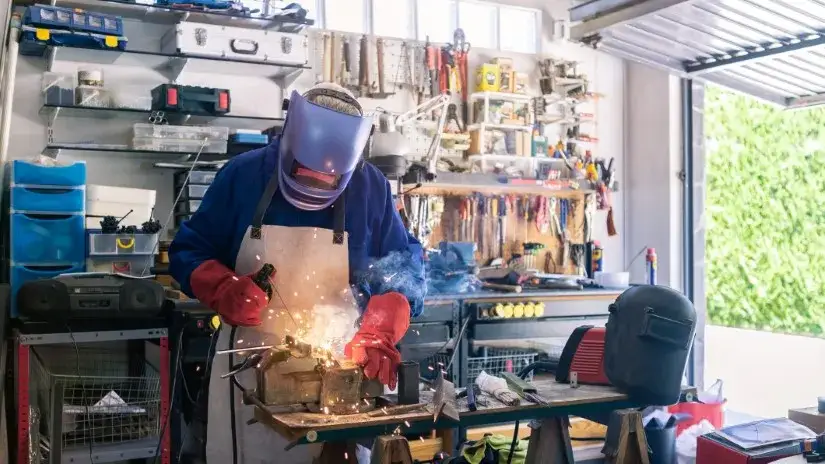 Koszule spawalnicze: Jak chronić się podczas pracy z ogniem?