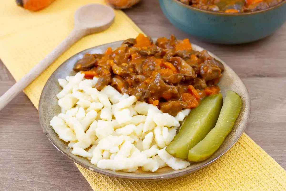 Miękki gulasz z żołądków drobiowych: przepis idealny