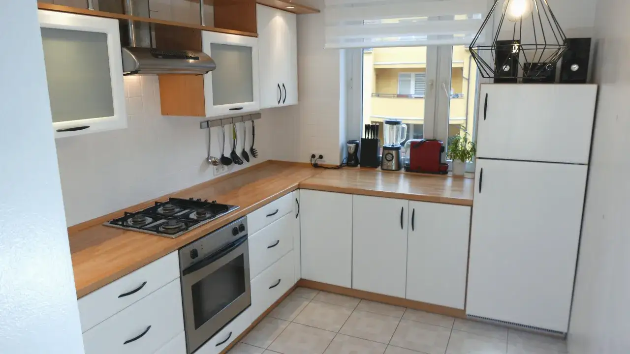 Jak pomalować tłuste ściany w kuchni bez smug i problemów