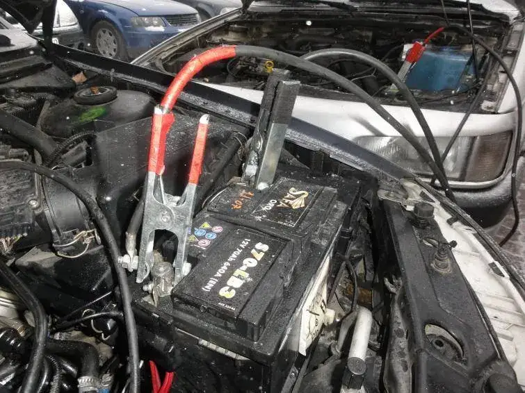 Jak odpalić Toyotę hybrydę na kable – uniknij problemów z akumulatorem