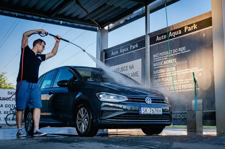 Jak umyć auto na myjni bezdotykowej, aby uniknąć uszkodzeń lakieru