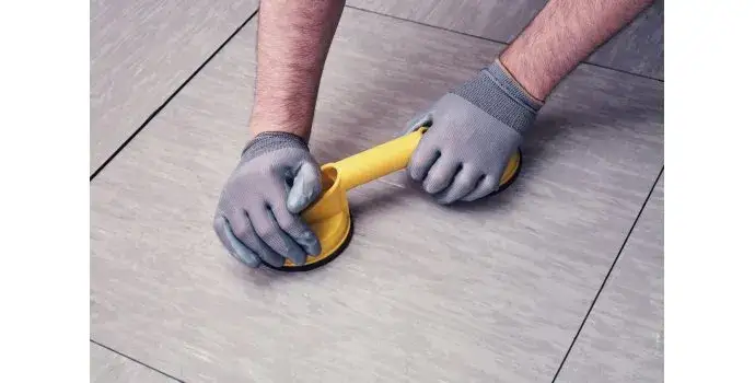 Jak skutecznie przykleić przyssawkę do glazury, aby się nie odklejała