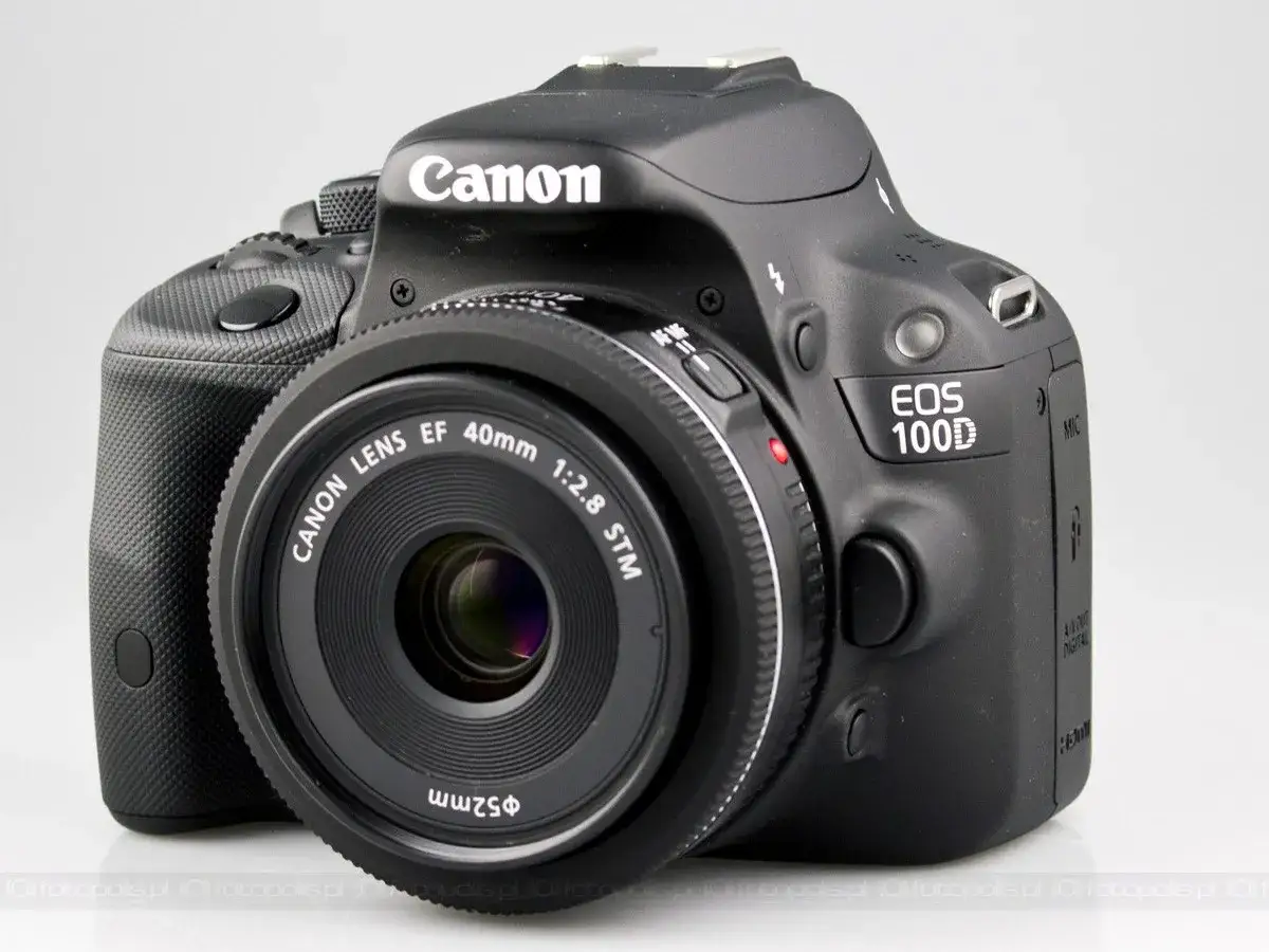 Canon 100D w 2026: Czy ten budżetowy aparat ma sens dla początkujących?