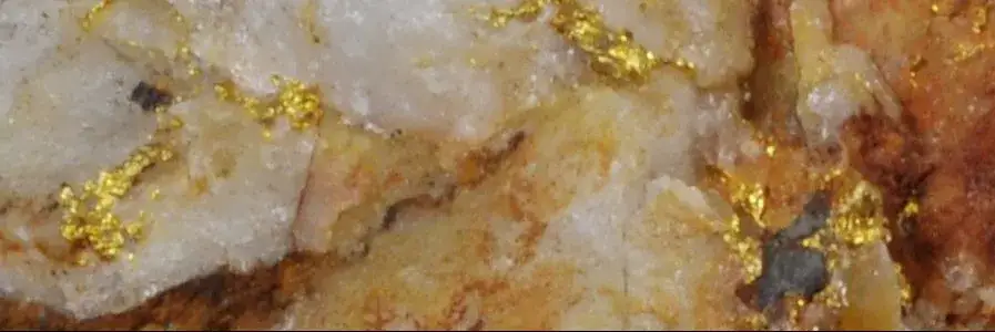 Gdzie szukać złota w ziemi? Odkryj najlepsze miejsca i metody