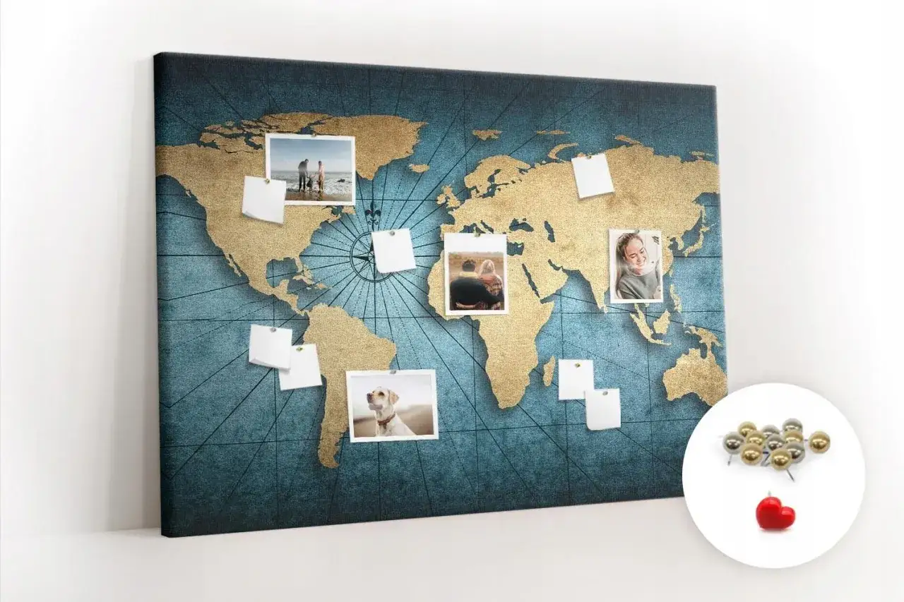 Tablica korkowa inspiracje: mapa świata z przypiętymi zdjęciami i notatkami. Podróżnicze wspomnienia i marzenia.