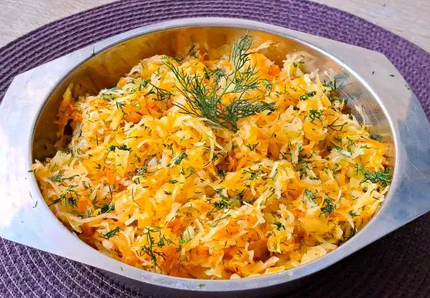 Surówka z kiszonej kapusty – idealne dania, które do niej pasują