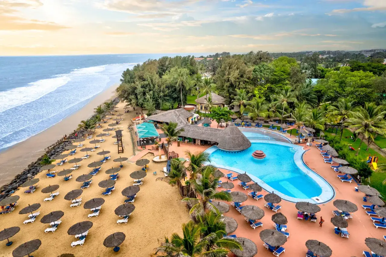 Idealne wakacje Gambia: plaża, basen i palmy. Słońce, morze i relaks w tropikalnym raju.