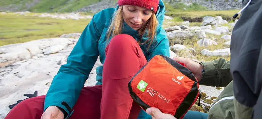 Apteczka w góry co zabrać: kluczowe elementy, które uratują życie