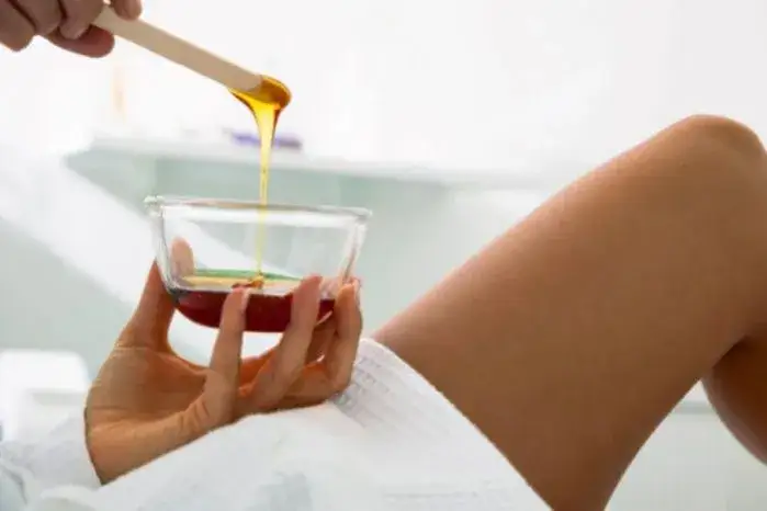 Depilacja woskiem: Czy włosy odrastają mocniejsze? Poznaj fakty