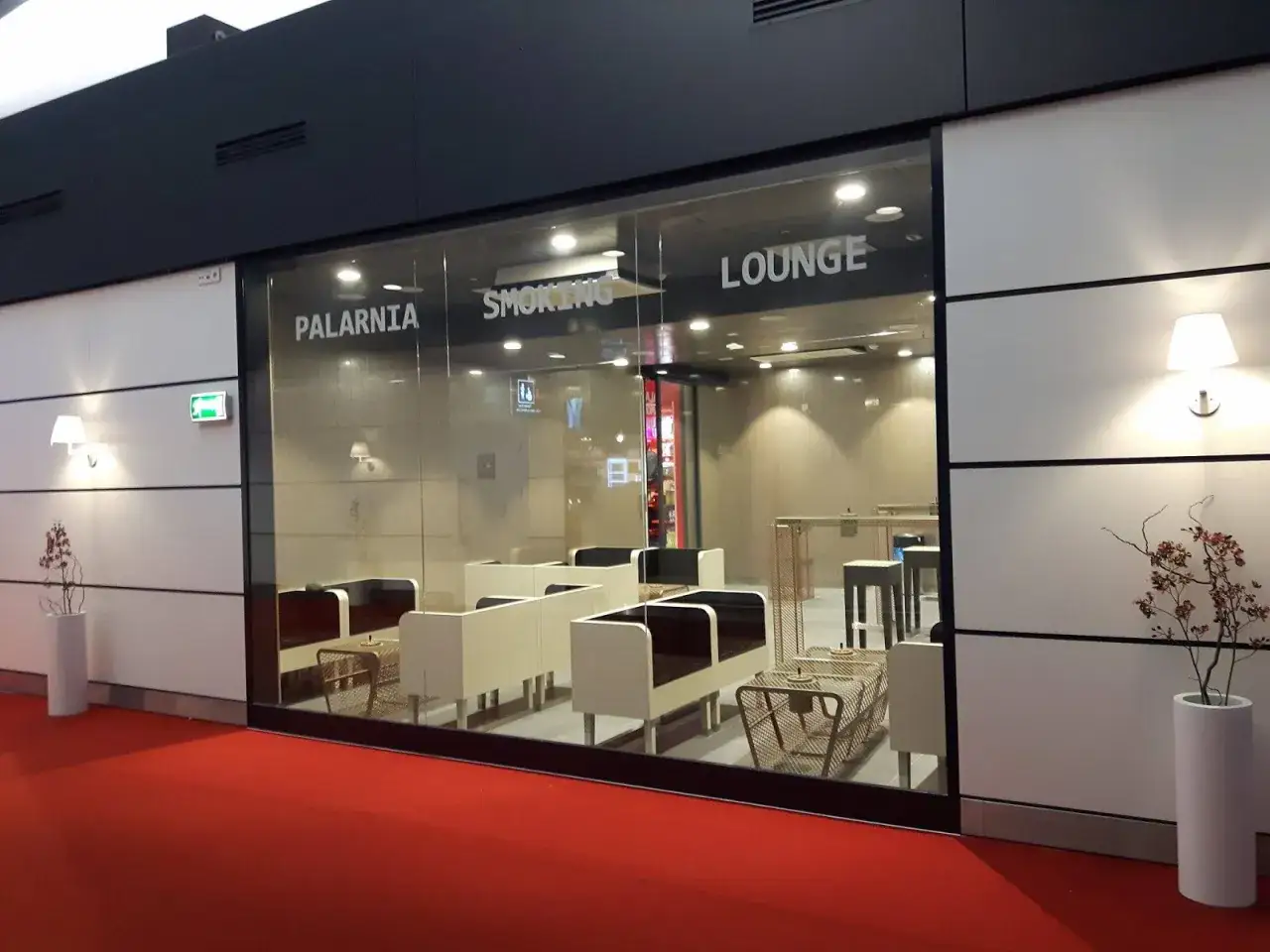 Na lotnisku w Gdańsku jest palarnia. Widać ją przez szklaną ścianę, w środku są wygodne fotele i stoliki.