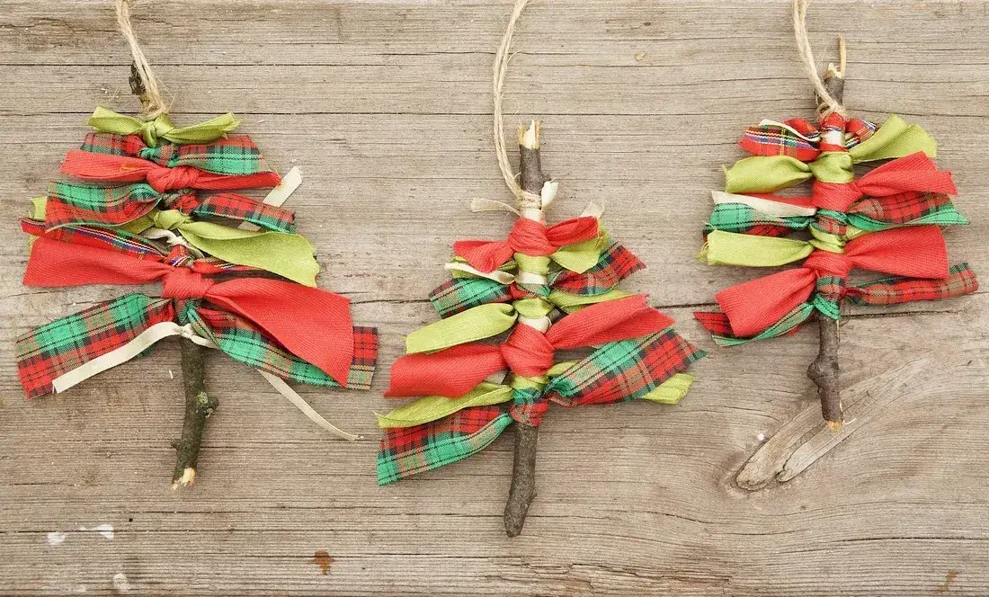 Jak samodzielnie zrobić choinkę na ścianę: 5 prostych sposobów na ozdobę