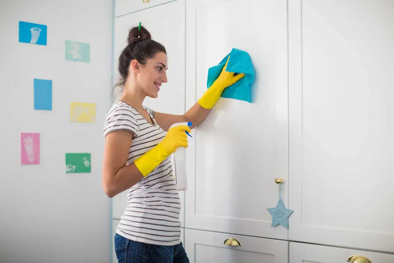 Skuteczne sposoby na to, czym zmyć naklejkę z mebli bez uszkodzeń