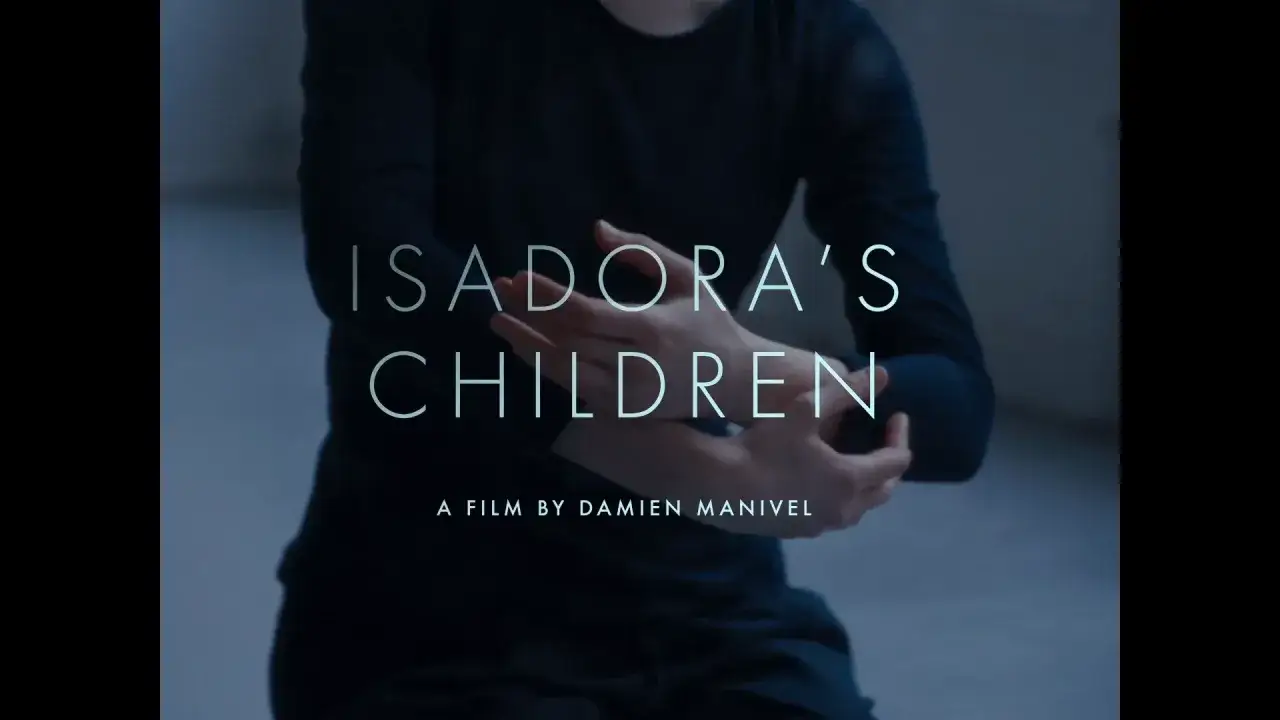 Tytuł filmu "Isadora's Children" z dłońmi tancerki. Film opowiada o dziedzictwie Isadory Duncan i jej dzieciach.