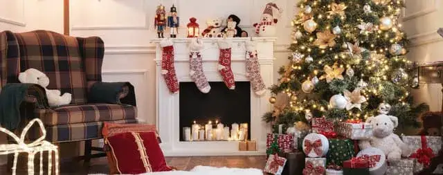 Jak udekorować kominek na Boże Narodzenie - 10 inspirujących pomysłów