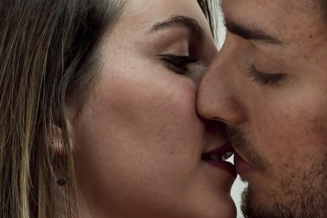 Intymny pocałunek, który może podpowiedzieć, jakie pocałunki lubią mężczyźni.